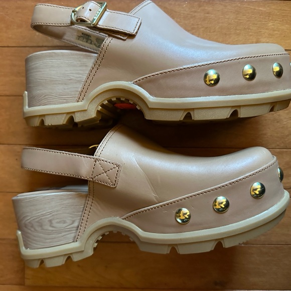 Sorel Tan Clogs with Gold Accents - Picture 6 of 9